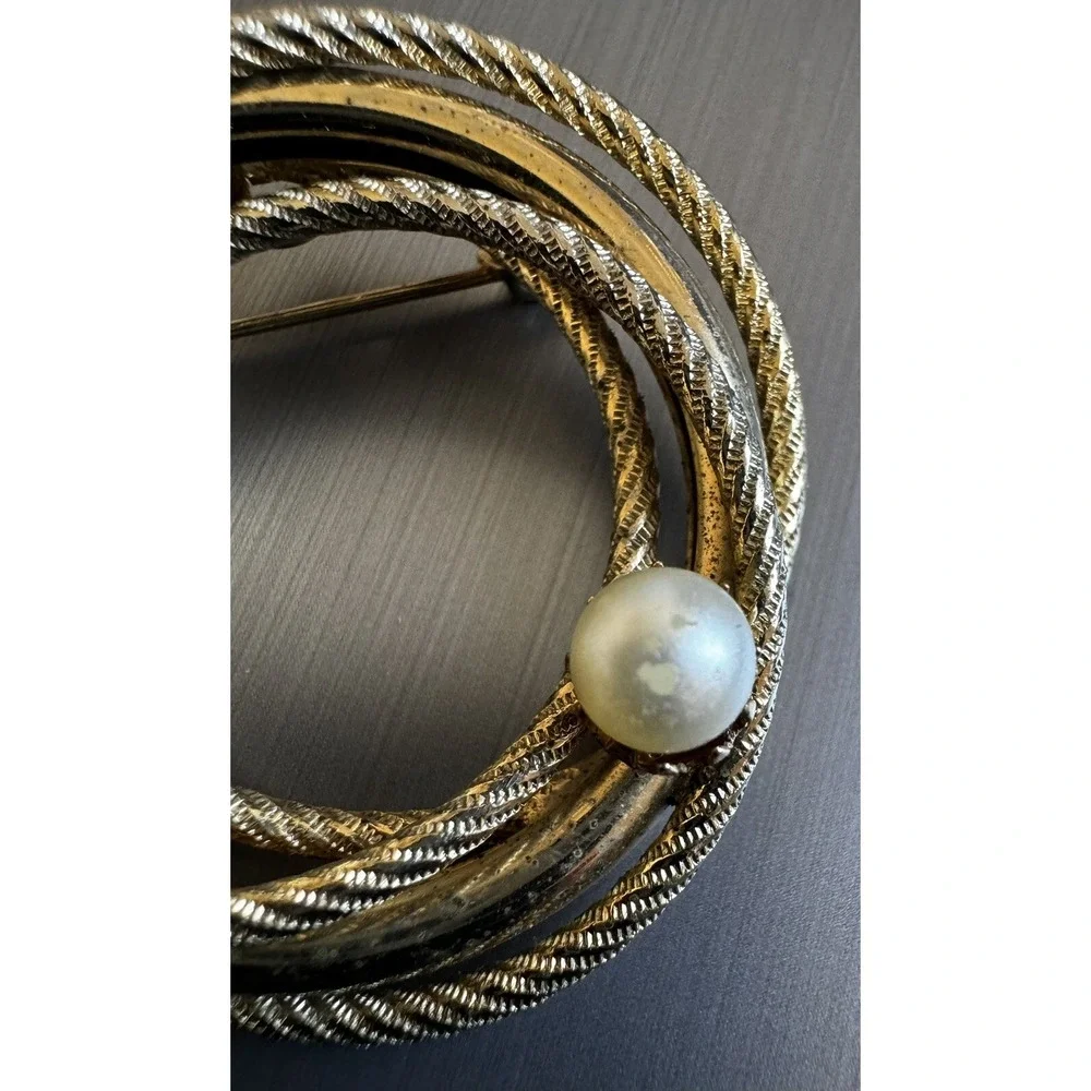 Vintage Gold Tone Pin Brooch Faux Pearl Interlocking Circle Loop Concentric Love